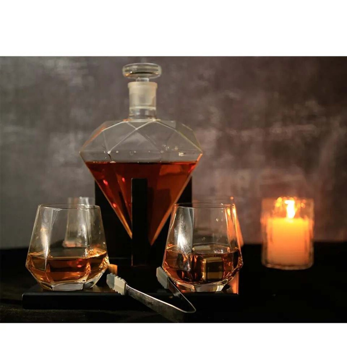 Diamond Decanter Set with Oak Stand - Perfect Whiskey Lover Gift For Home Bar - 850ML