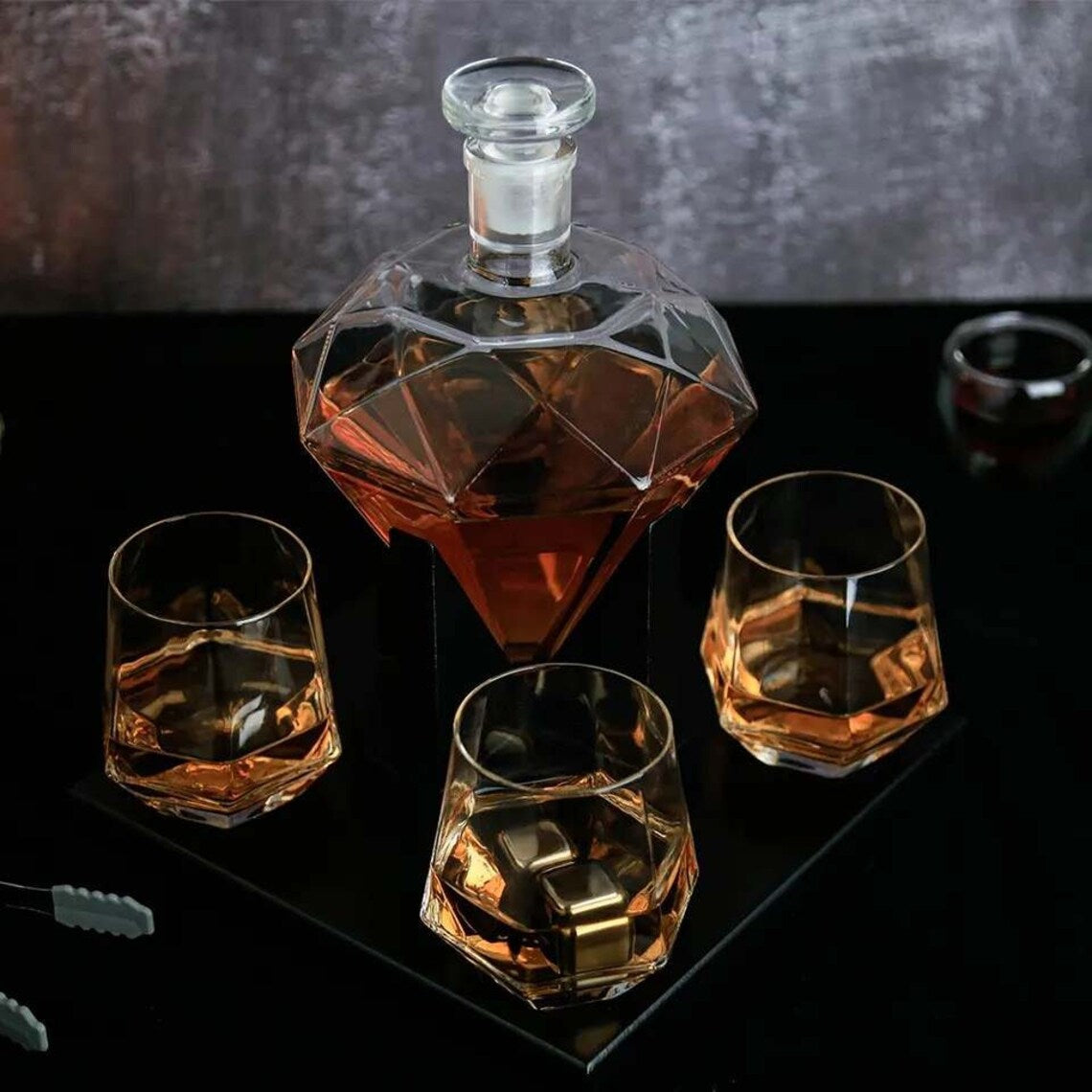 Diamond Decanter Set with Oak Stand - Perfect Whiskey Lover Gift For Home Bar - 850ML