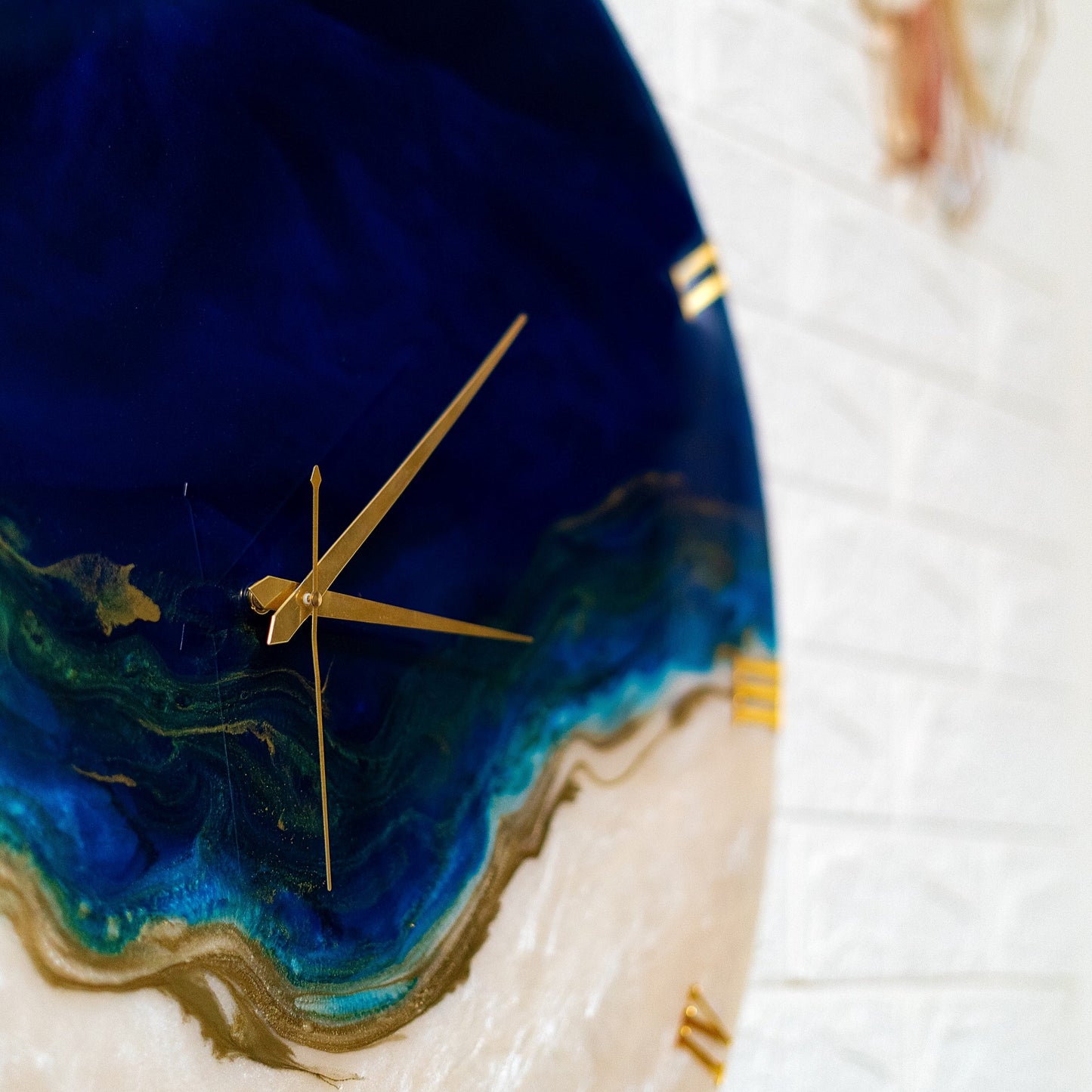 Ticking Thunder Resin Clock  (Royal Blue)